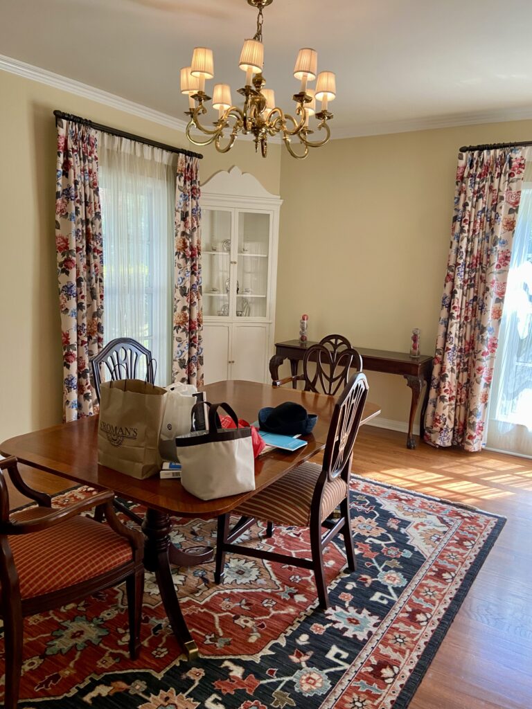 langue Huntington  ford cottage
dining room